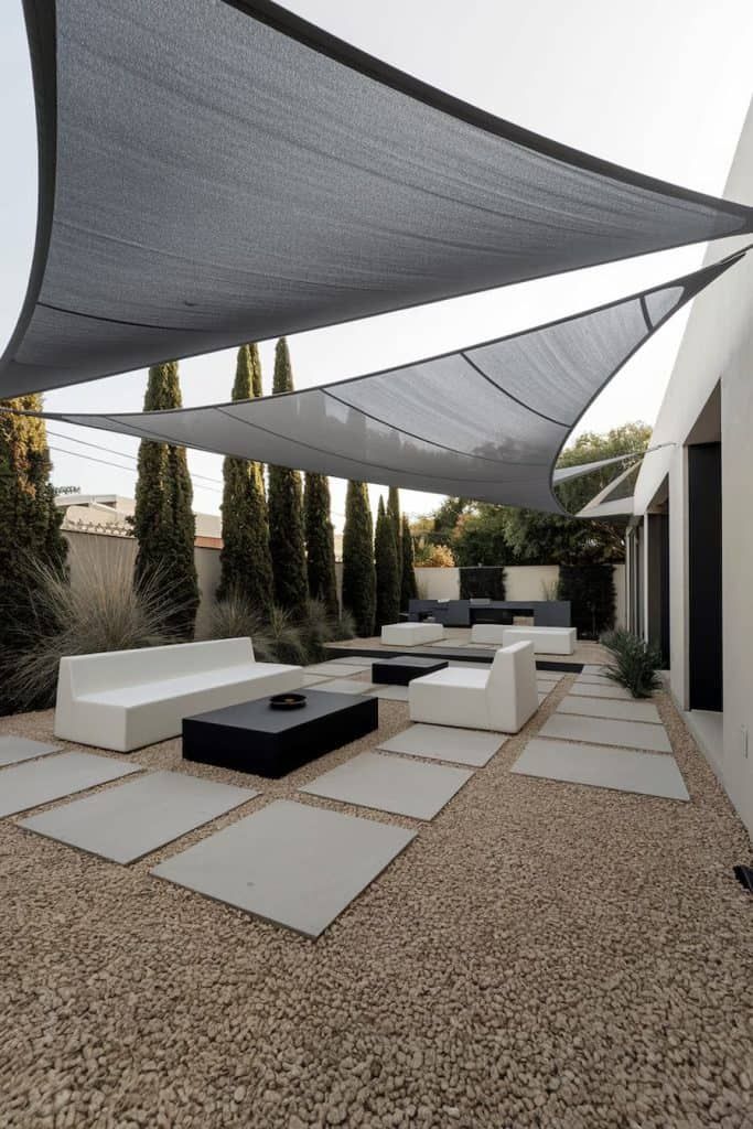 Toldo de vela rectangular sobre una piscina en Linderos